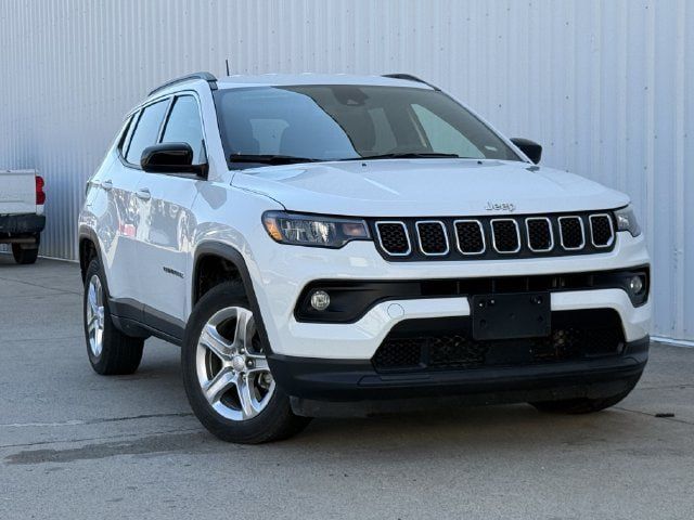 Used 2024 Jeep Compass Latitude AWD/4WD image 1