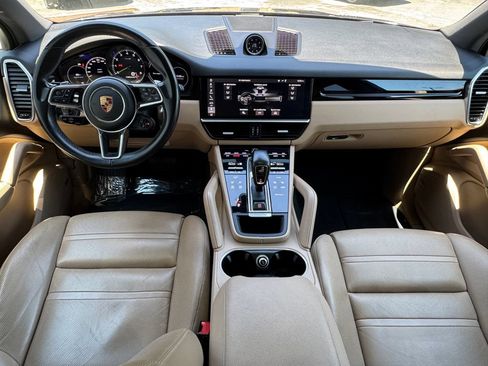 Used 2019 Porsche Cayenne E-Hybrid w/ Premium Plus Package AWD/4WD image 29