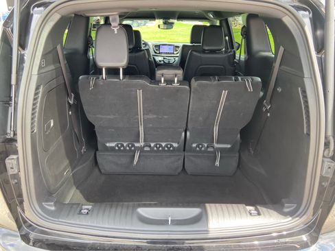 Used 2025 Chrysler Pacifica Select FWD image 5