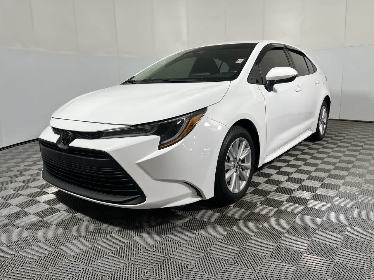 Used 2025 Toyota Corolla LE w/ LE Premium Package FWD image 4