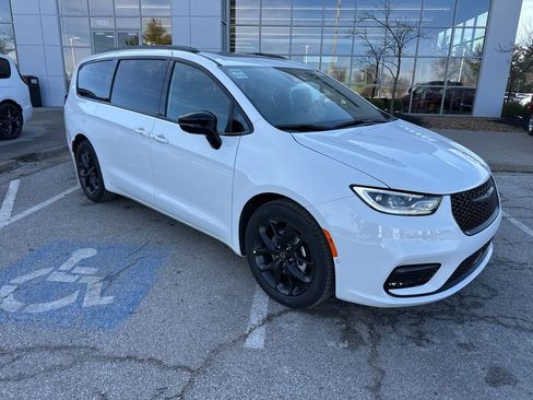 New 2026 Chrysler Pacifica Select image 43