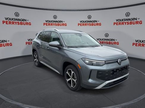 Certified 2025 Volkswagen Tiguan SE AWD/4WD image 2