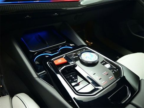 Used 2025 BMW M5 w/ Carbon Package image 25