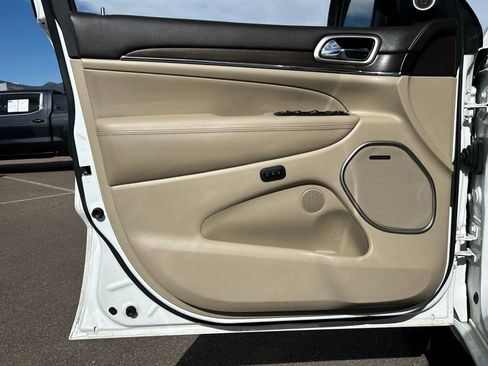 Used 2017 Jeep Grand Cherokee Overland image 32