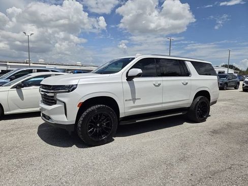 Used 2024 Chevrolet Suburban LT w/ Luxury Package AWD/4WD image 3