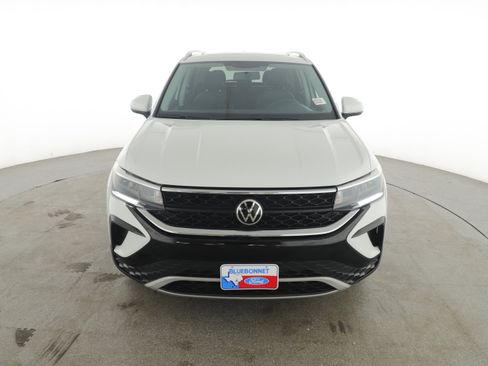 Used 2022 Volkswagen Taos SE image 2