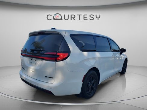Used 2023 Chrysler Pacifica Touring-L w/ Uconnect Theater Family Group FWD image 3