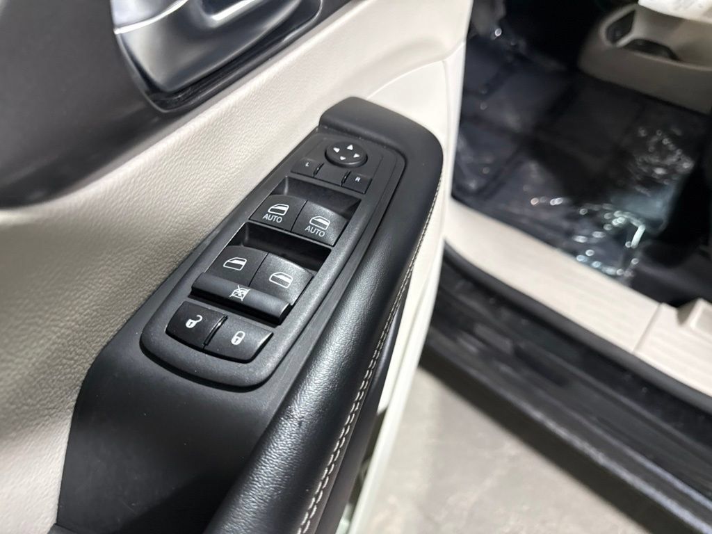 Used 2023 Chrysler Pacifica Touring-L FWD image 20