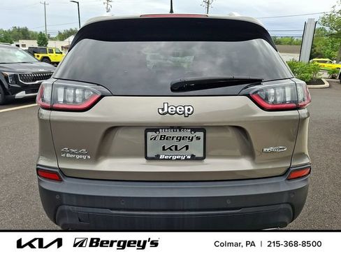 Used 2019 Jeep Cherokee Latitude Plus w/ Cold Weather Group AWD/4WD image 6
