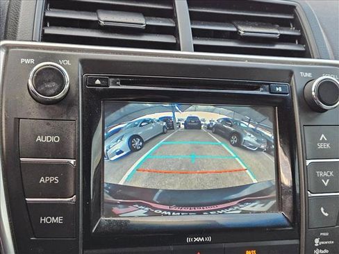 Used 2017 Toyota Camry SE image 15