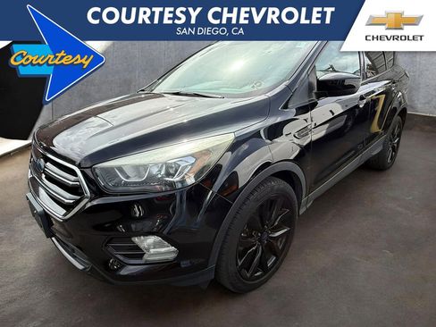 Used 2017 Ford Escape SE w/ SE Sport Appearance Package FWD image 1
