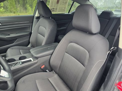 Used 2025 Nissan Altima 2.5 SV FWD image 13