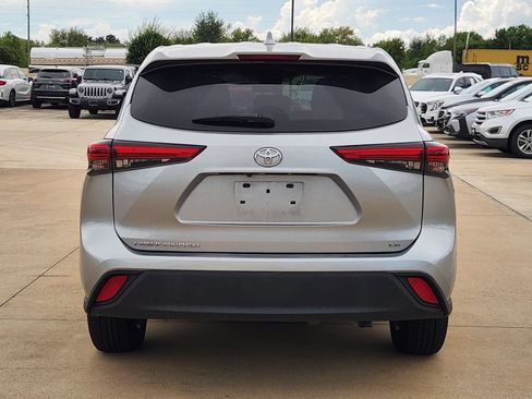 Used 2021 Toyota Highlander LE FWD image 7