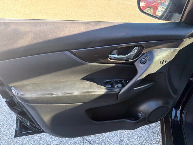 Used 2019 Nissan Rogue SV w/ Premium Package AWD/4WD image 11