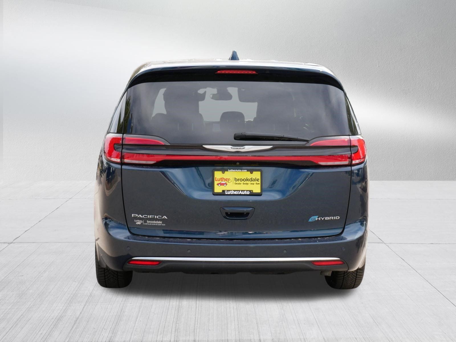 Used 2022 Chrysler Pacifica Limited w/ Uconnect Theater Family Group FWD image 6