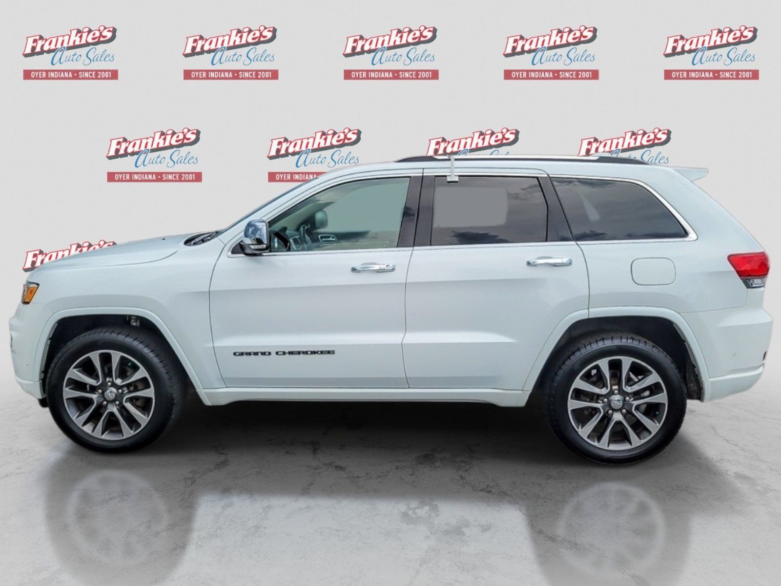 Used 2018 Jeep Grand Cherokee Overland AWD/4WD image 2