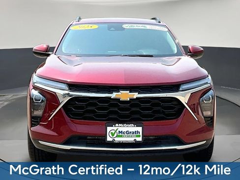 Used 2025 Chevrolet Trax LT FWD image 2