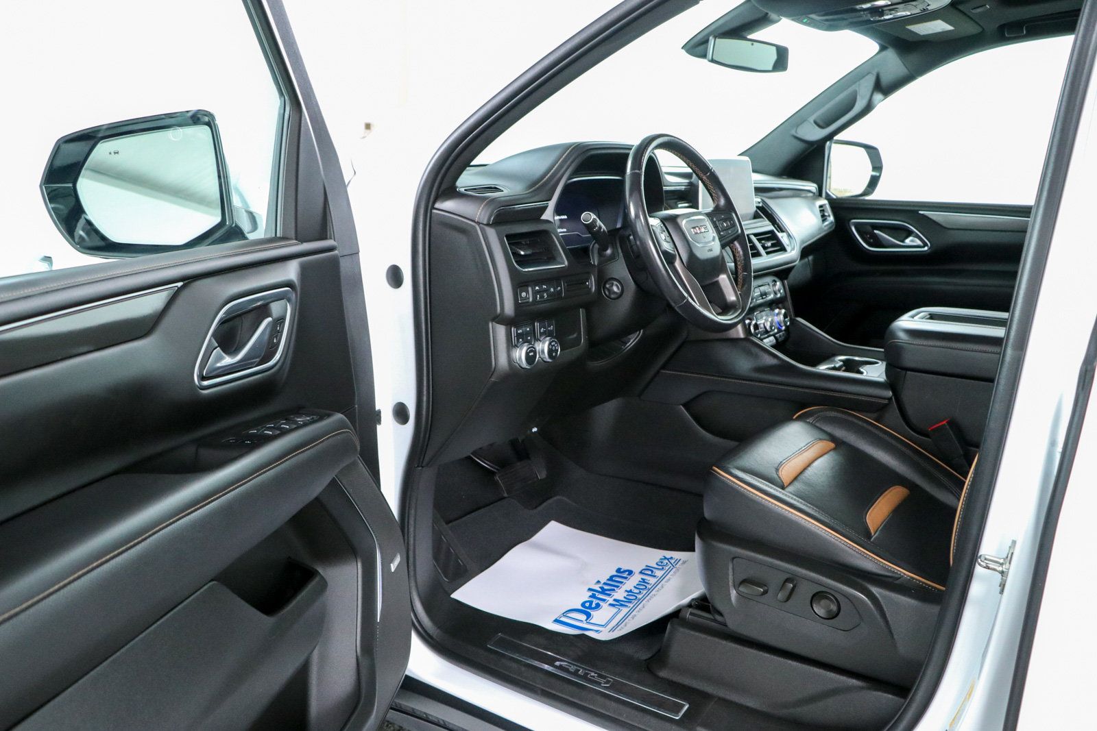 Used 2022 GMC Yukon AT4 AWD/4WD image 3