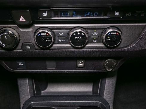 Used 2017 Toyota Tacoma TRD Sport image 32