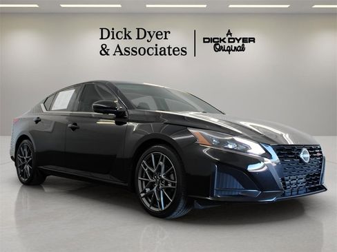 Used 2023 Nissan Altima 2.0 SR image 1