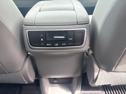 Used 2019 Toyota Highlander XLE AWD/4WD image 35