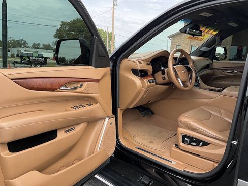 Used 2017 Cadillac Escalade Platinum AWD/4WD image 22