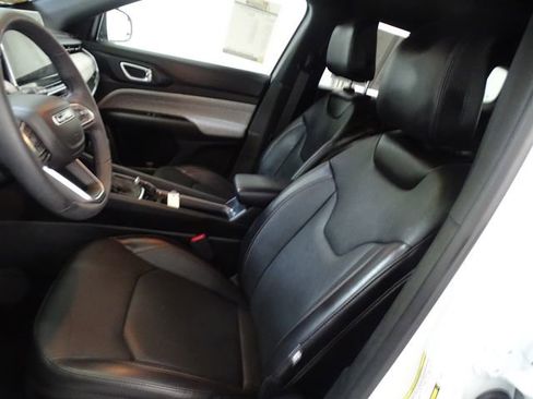 Used 2023 Jeep Compass Latitude AWD/4WD image 2