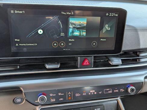 Used 2025 Kia Carnival FWD image 18