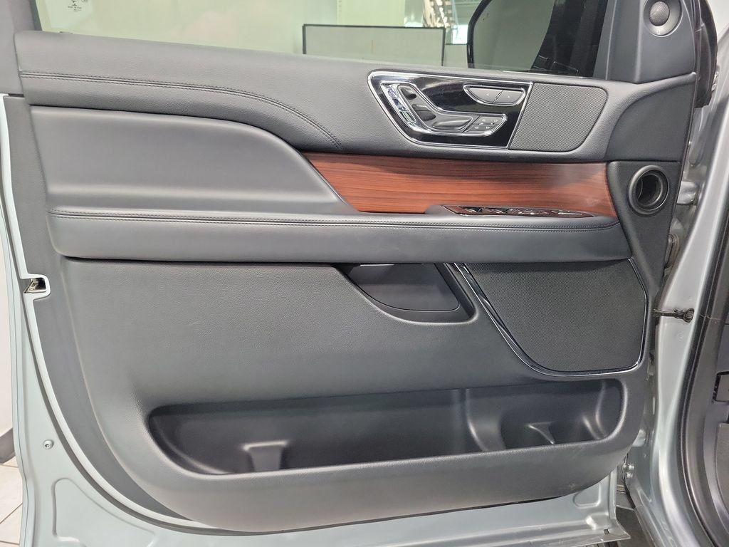 Used 2022 Lincoln Navigator Reserve AWD/4WD image 38