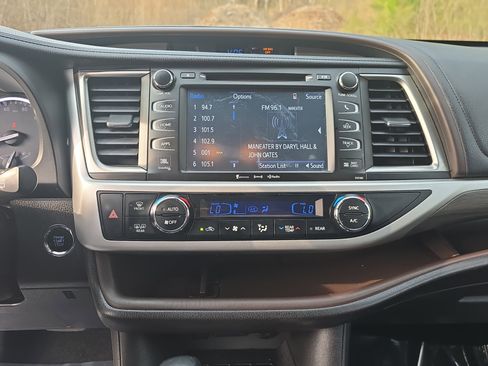 Used 2018 Toyota Highlander Limited image 19