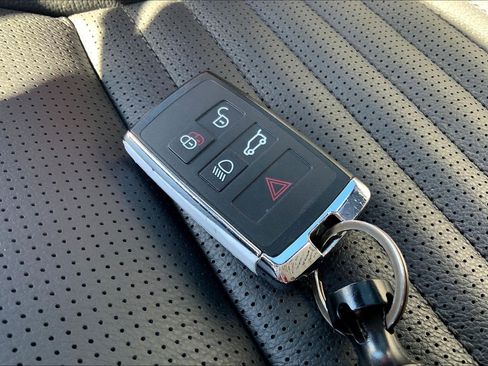 Used 2025 Land Rover Discovery Sport Dynamic SE image 13