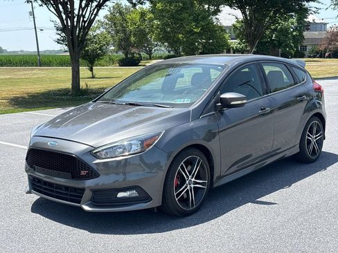 Used 2018 Ford Focus ST FWD image 4