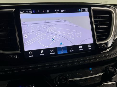 Certified 2024 Chrysler Pacifica Limited image 18