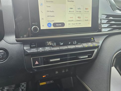 Used 2025 Toyota Camry SE w/ Convenience Package image 24