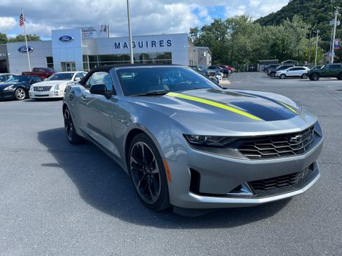 Used 2023 Chevrolet Camaro LT RWD image 4