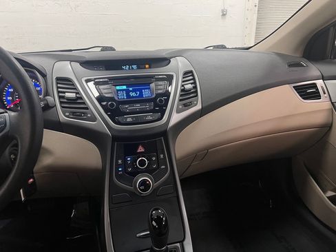 Used 2015 Hyundai Elantra SE FWD image 17