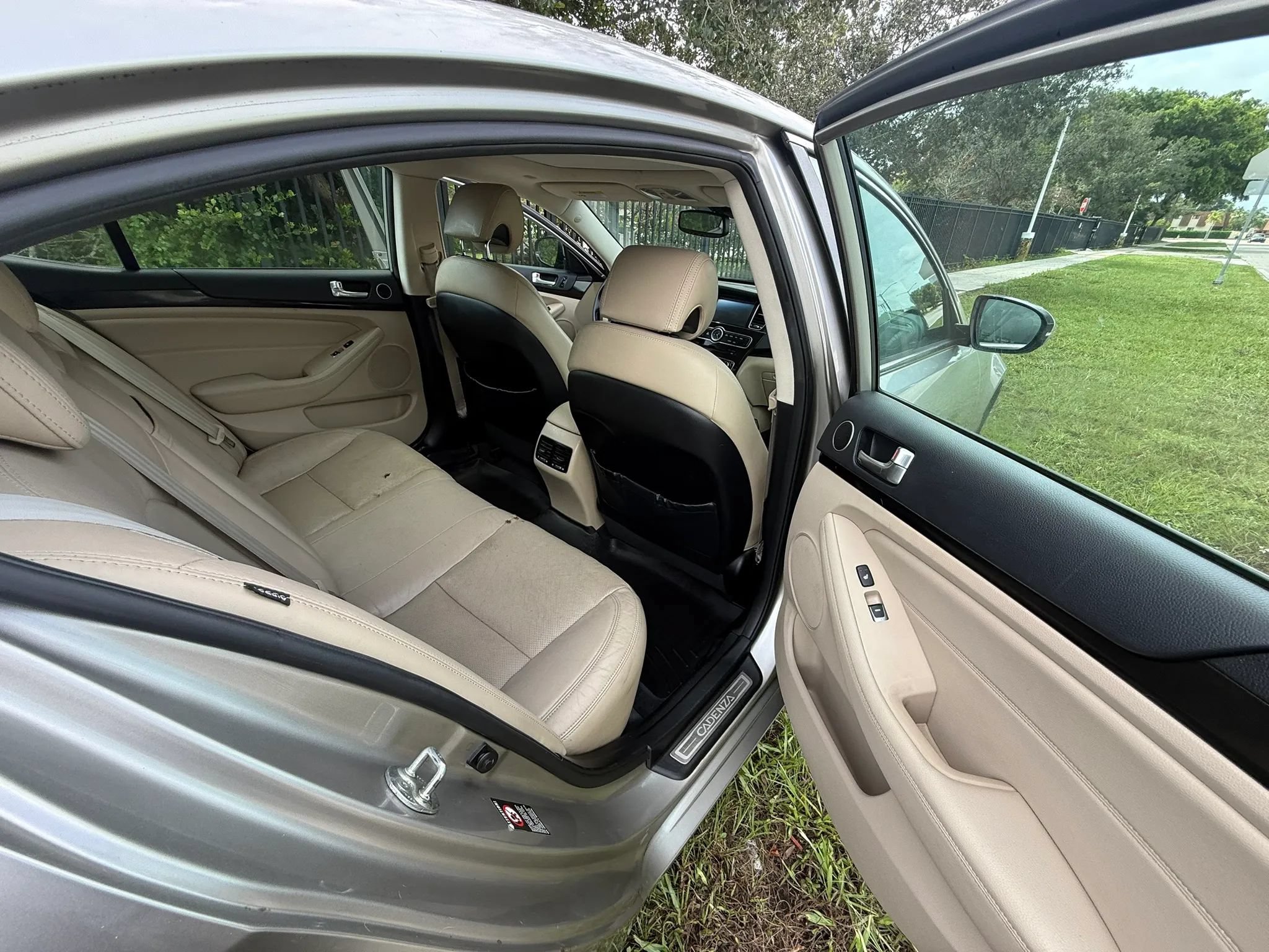 Used 2014 Kia Cadenza Premium w/ Luxury Package FWD image 8