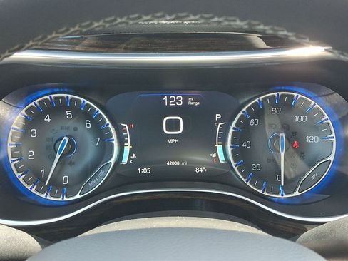 Used 2023 Chrysler Pacifica Limited AWD/4WD image 14