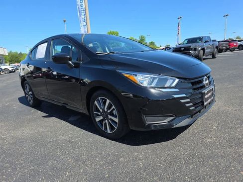 Used 2023 Nissan Versa SV FWD image 3
