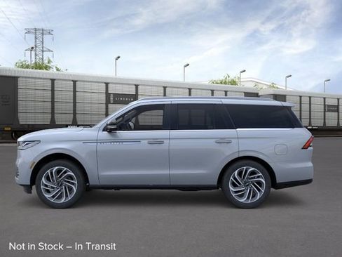 New 2026 Lincoln Navigator Reserve AWD/4WD image 4