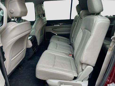 Used 2022 Jeep Wagoneer Series II AWD/4WD image 25