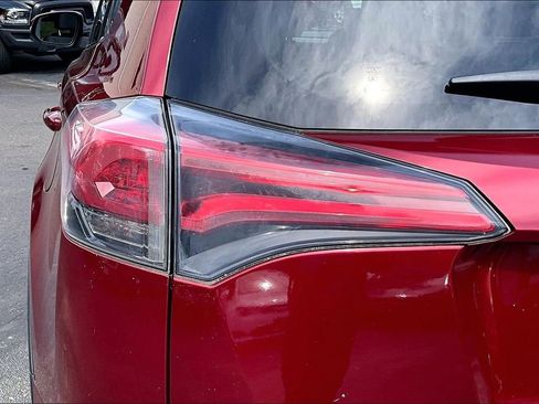 Used 2018 Toyota RAV4 XLE AWD/4WD image 21