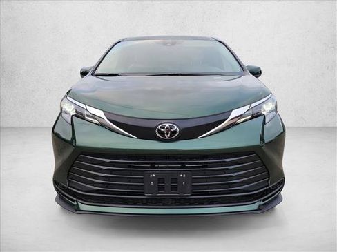 Used 2026 Toyota Sienna LE FWD image 2