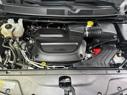 Used 2024 Chrysler Pacifica Touring-L FWD image 8