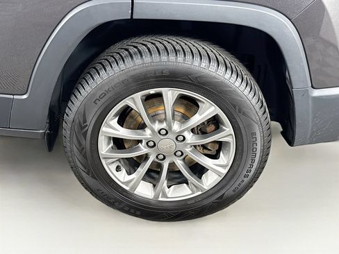 Used 2019 Jeep Cherokee Latitude Plus w/ Cold Weather Group AWD/4WD image 9