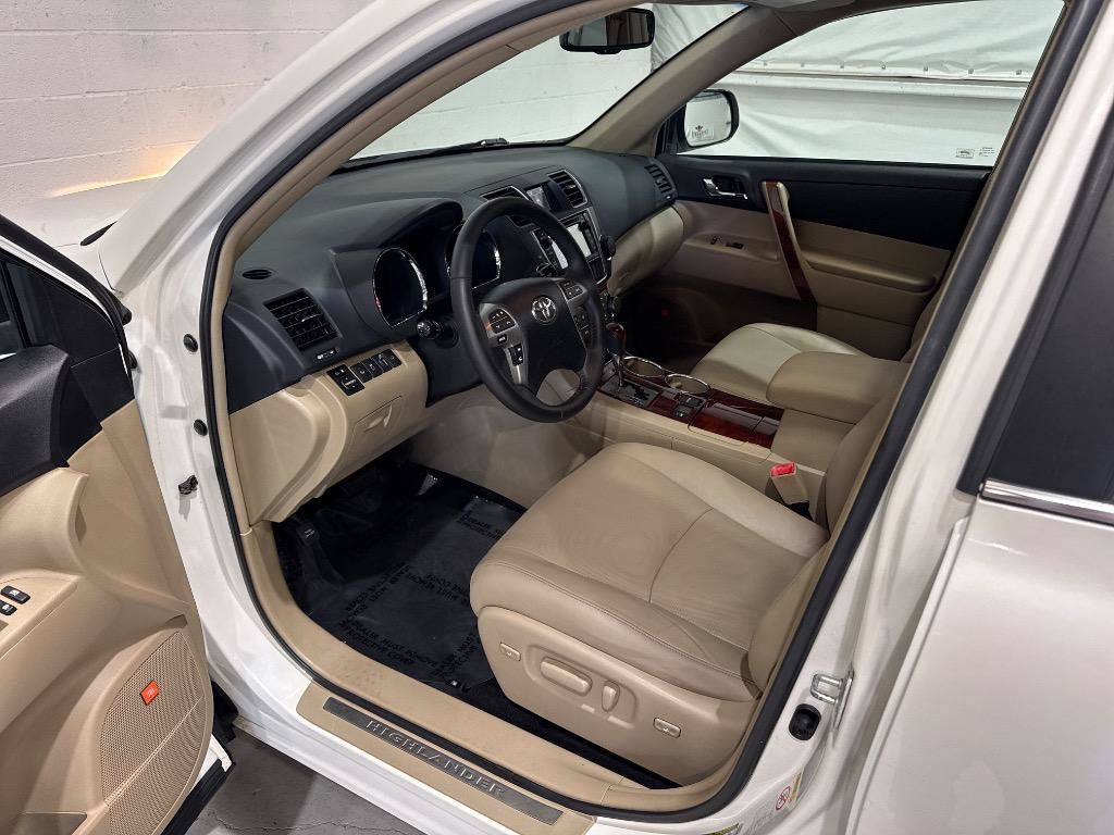 Used 2013 Toyota Highlander Limited AWD/4WD image 29