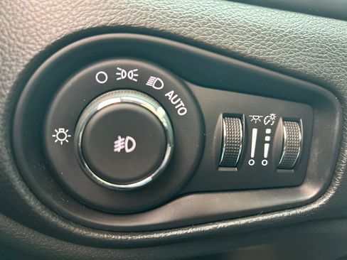 Used 2018 Jeep Renegade Latitude image 9