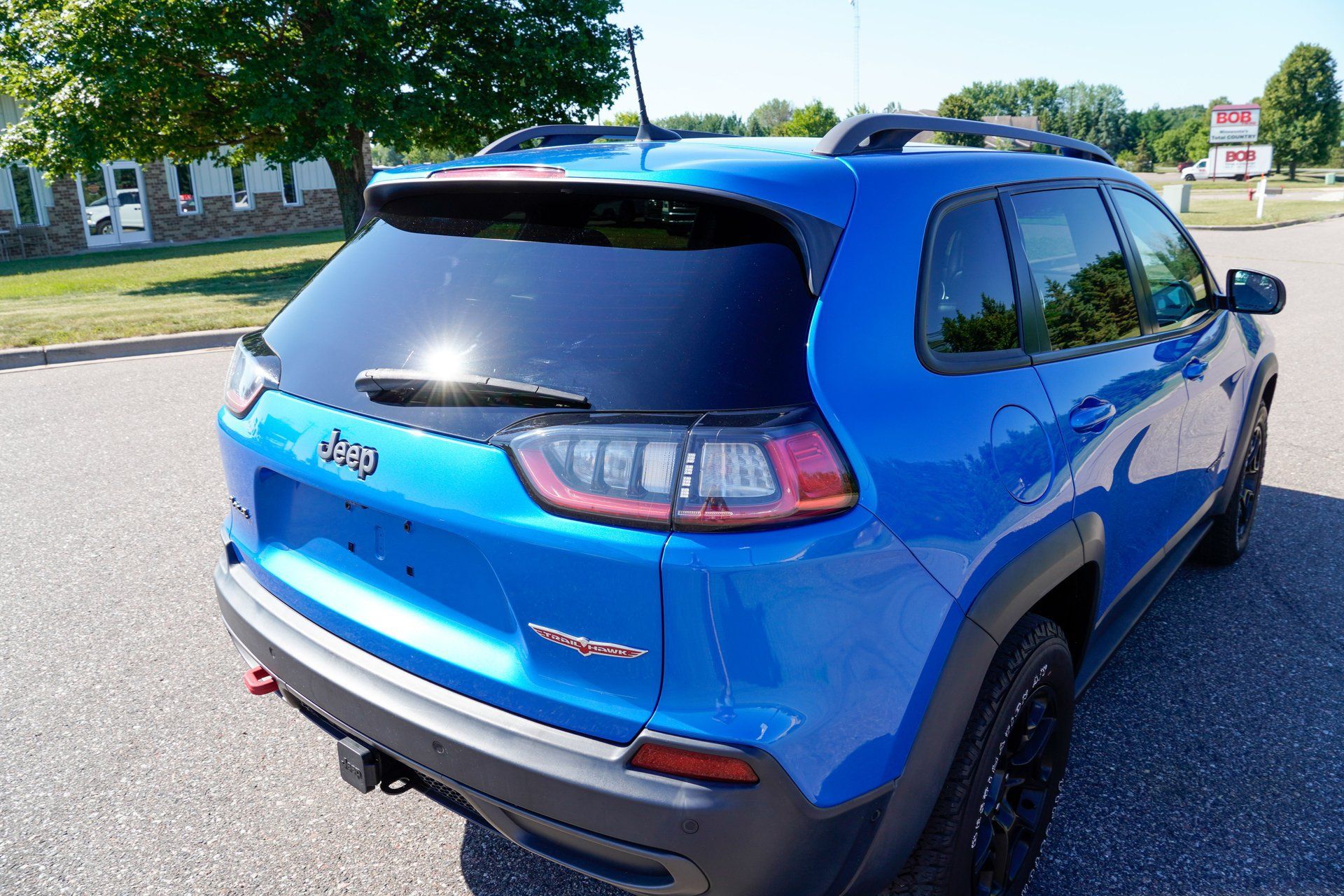 Used 2019 Jeep Cherokee Trailhawk AWD/4WD image 32