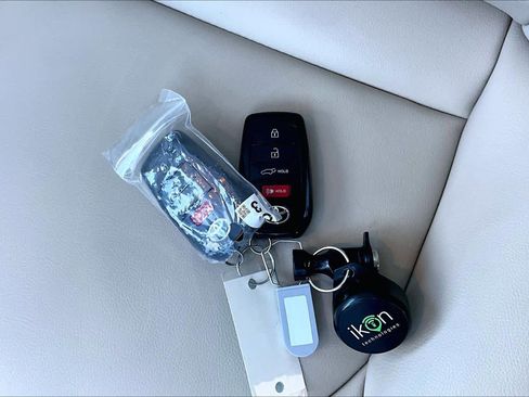 Certified 2025 Toyota Highlander XLE FWD image 15