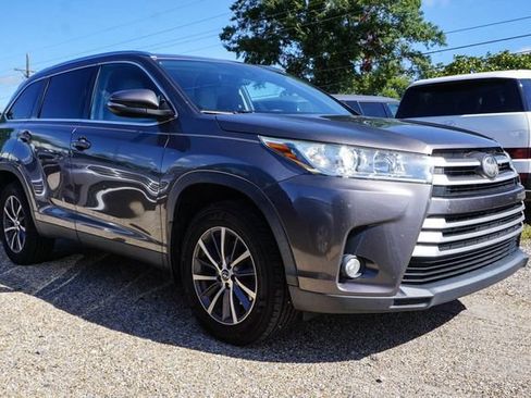 Used 2019 Toyota Highlander XLE FWD image 2